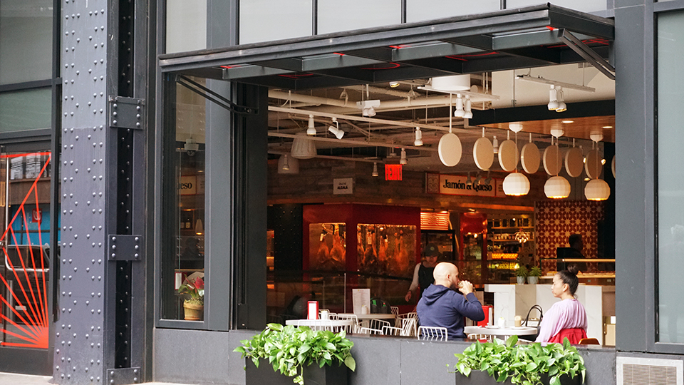 Renlita S-2000 bifold door installed at Mercado Little Spain