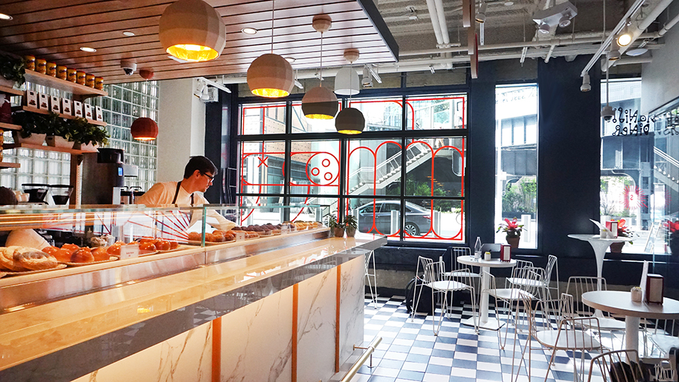 Renlita S-2000 bifold door installed at Mercado Little Spain