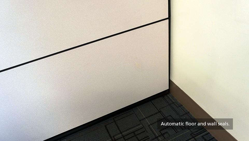 automatic seals - vertical retractable acoustic wall - Skyfold Zenith 48